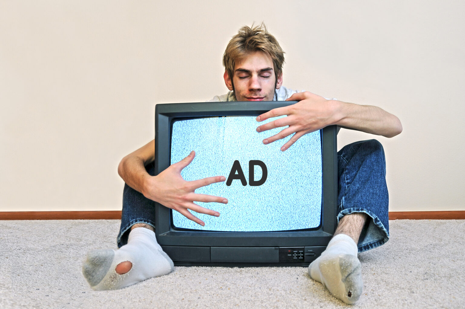Картинка тв мене. Человек телевизор. Мужик перед телевизором. Телевизоры с рук. Телевизионная зависимость.